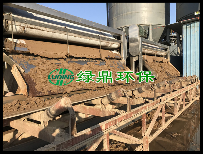 帶式壓濾機中間壓慮泥干而兩邊泥稀怎么回事?