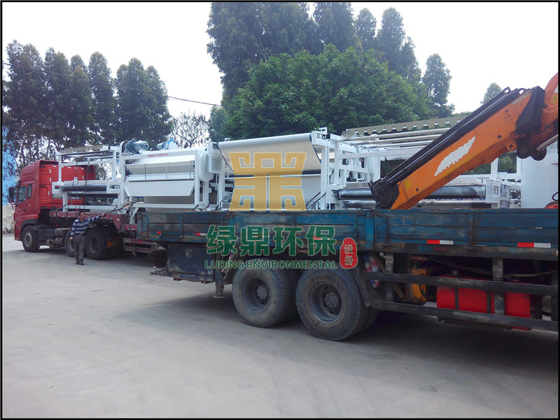 帶式壓濾機發往鉆探廢泥漿處理工程 3