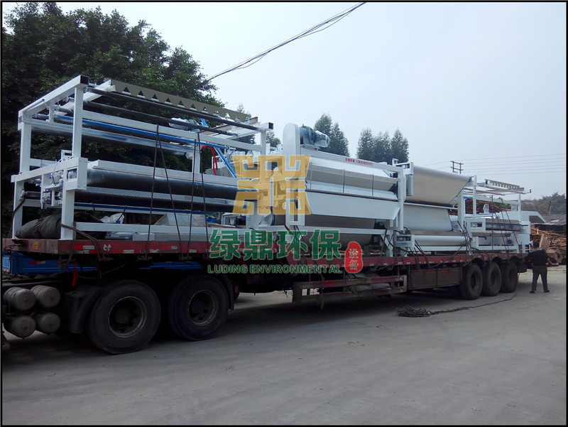 帶式壓濾機發往鉆探廢泥漿處理工程 1