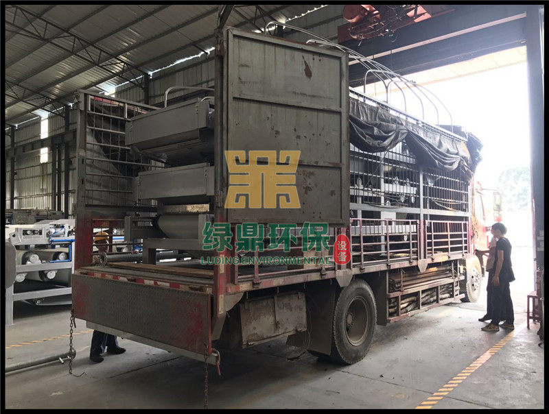帶式壓濾機發往鉆孔廢水泥漿處理工程 3